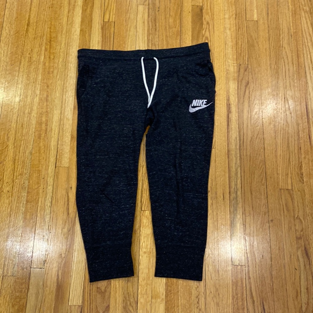 Cropped Nike joggers